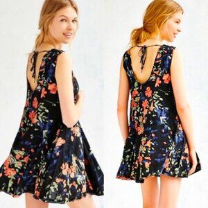 🦋 URBAN OUTFITTERS ECOTE Trapeze Floral Mini Dress Tunic Boho Casual XS Cute